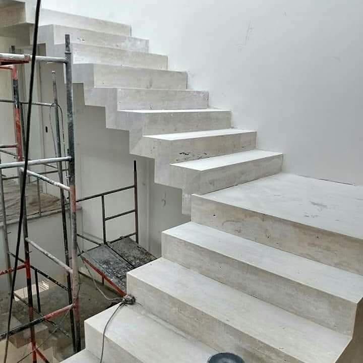 Revestimento de escada em Mármore e Granito